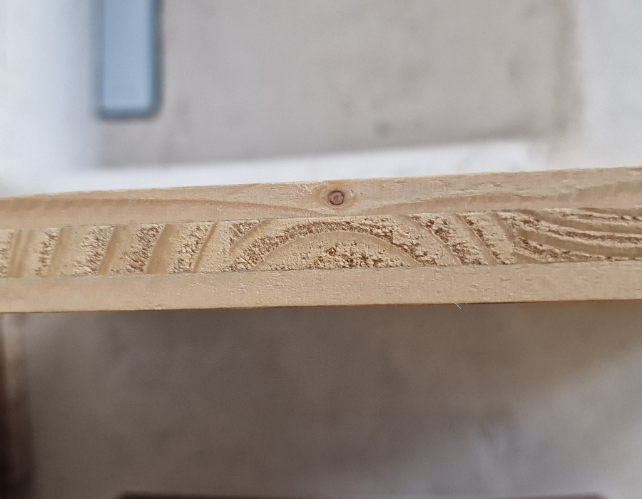 Το εσωτερικό μέρος ενός δείγματος από μασίφ ξύλο για έπιπλα μπάνιου